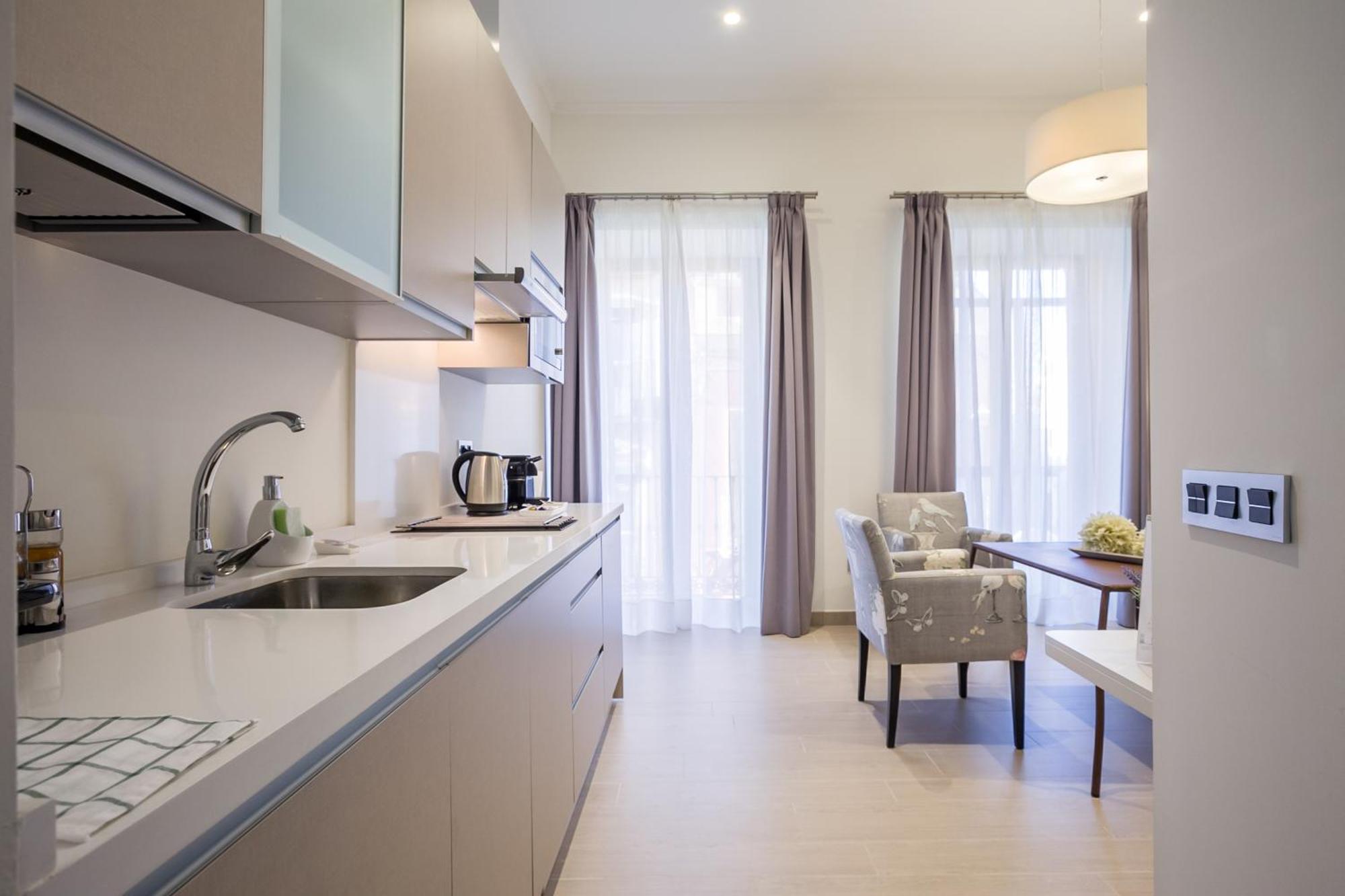 Welldone Cathedral Suites Севиля Стая снимка