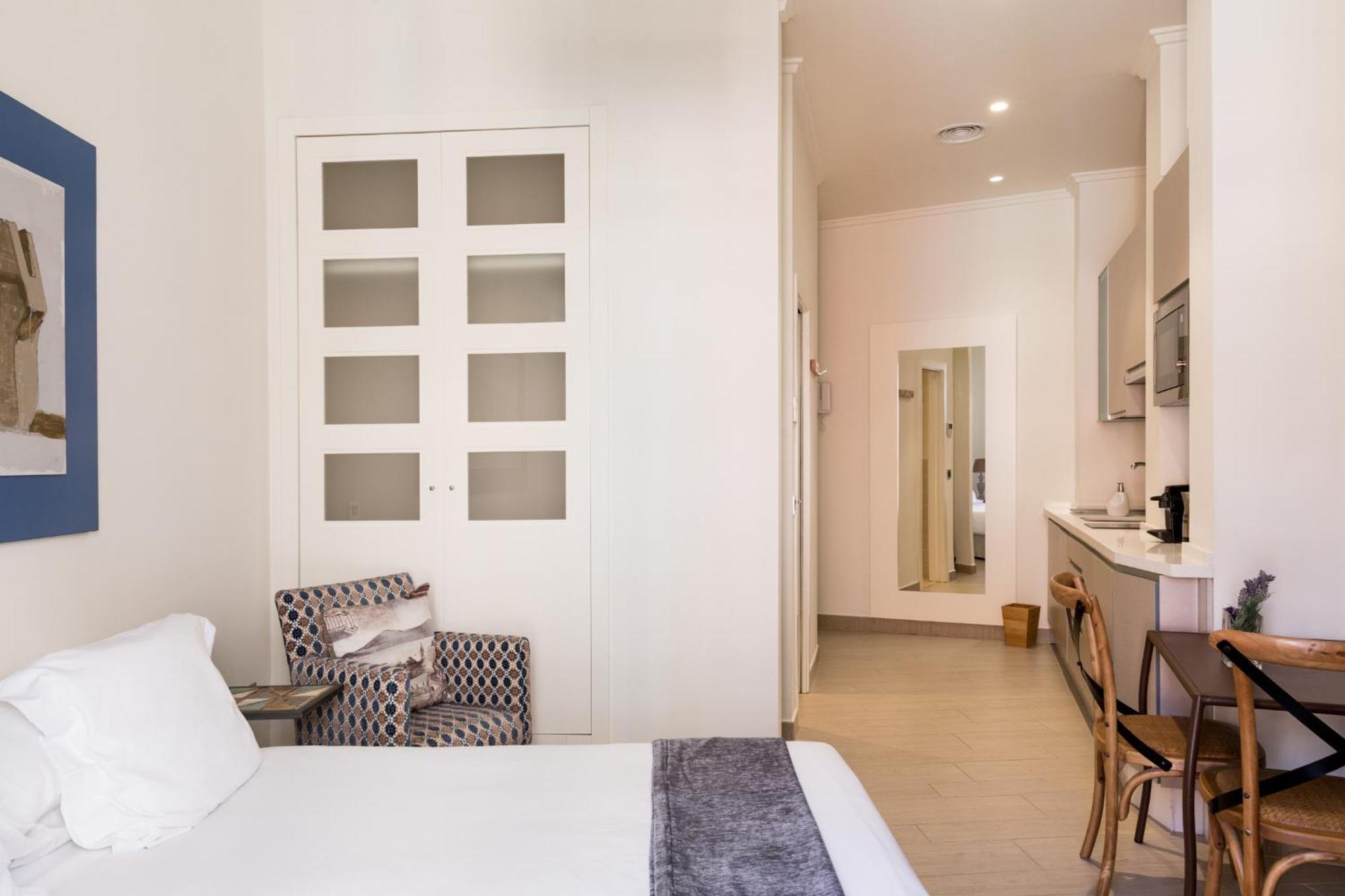 Welldone Cathedral Suites Севиля Стая снимка